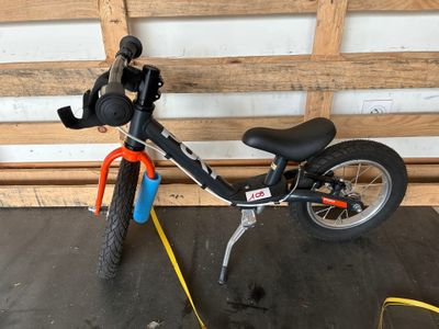 un petit vélo garé dans un garage