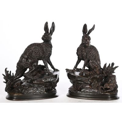 paire de sculptures en bronze représentant un lièvre et un lapin posés sur un rocher
