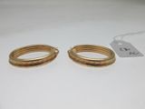 une paire de boucles d'oreilles pendantes dorées ornées de motifs gravés