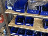 de nombreux bacs remplis de vis sur les étagères de l'atelier