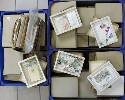 beaucoup de livres dans une boîte bleue posée par terre