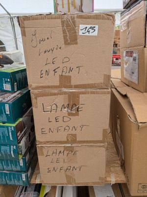 plusieurs cartons empilés les uns sur les autres dans un entrepôt