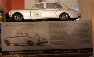 une maquette de voiture blanche exposée devant une vitrine