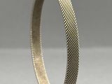 un gros plan d'un bracelet en argent posé sur une table
