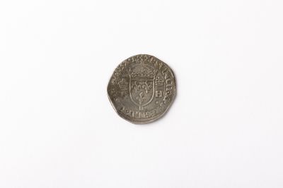 gros plan d'une pièce d'argent sur une surface blanche