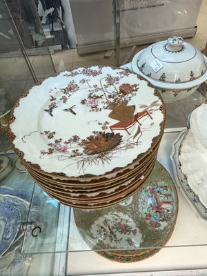 plusieurs assiettes et bols exposés dans une vitrine