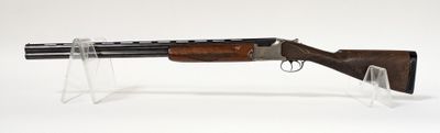 un vieux fusil de chasse avec un canon en bois et un étui en plastique transparent