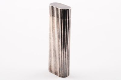 gros plan d'un objet métallique sur une surface blanche