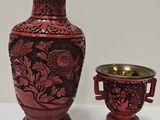 deux vases posés l'un à côté de l'autre sur une table