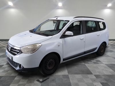 la photo d'une petite camionnette blanche garée dans un garage