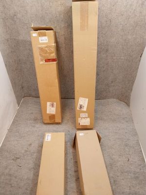 trois cartons posés par terre les uns à côté des autres