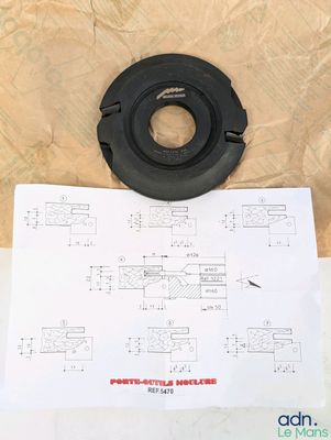 un gros plan d'une feuille de papier posée sur une table, sur laquelle figure un dessin
