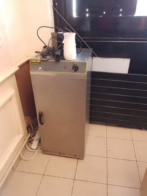 une photo d'un petit réfrigérateur dans un coin d'une pièce