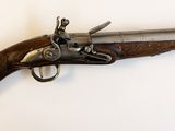 un pistolet accroché au mur d'une pièce