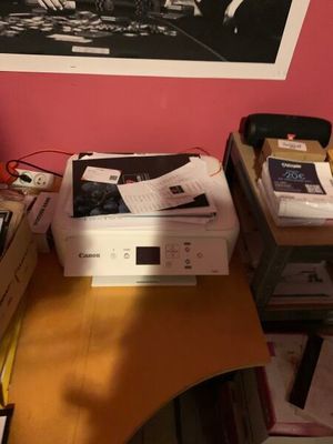 un bureau avec une imprimante posée dessus