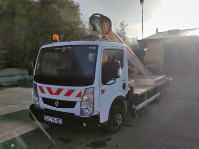 un camion blanc avec une grue à l'arrière