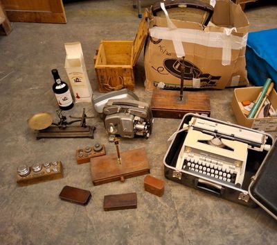 beaucoup de vieilles machines à écrire et d'autres objets éparpillés par terre