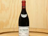 une bouteille de vin posée sur un tonneau