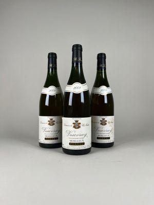 trois bouteilles de vin posées l'une à côté de l'autre sur une table