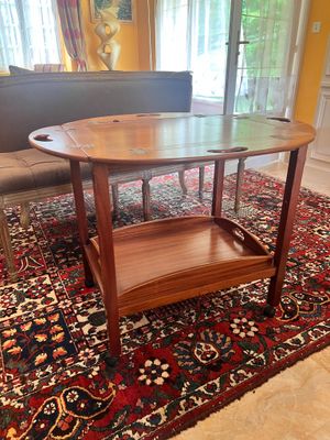 une table posée sur un tapis dans un salon