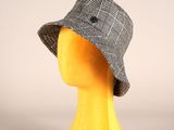 tête de mannequin jaune coiffée d'un chapeau