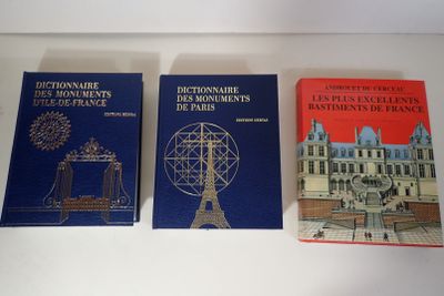 Trois livres sont posés sur une table, avec une tour horloge en arrière-plan.