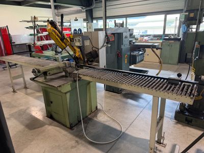 une photo d'une machine en fonctionnement sur un tapis roulant
