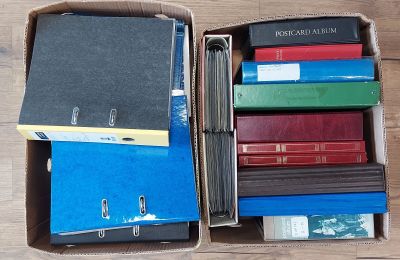 une caisse remplie de livres posée sur un plancher en bois
