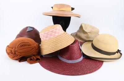 plusieurs chapeaux sont alignés les uns sur les autres sur une surface blanche