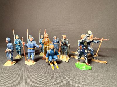 de nombreuses figurines représentant des hommes vêtus d'uniformes bleus