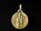 un gros plan d'une médaille d'or sur fond noir