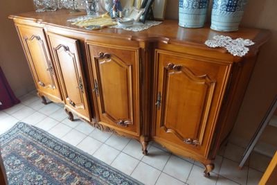 une grande armoire en bois sur laquelle sont posés deux vases