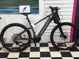 un sol à damier noir et blanc sur lequel se trouve un vélo