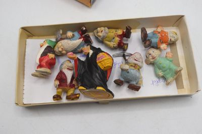 de nombreuses figurines dans une boîte posée sur la table