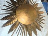un soleil doré rayonnant posé sur une nappe blanche