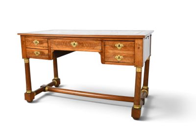 un petit bureau avec un plateau en marbre et des poignées en laiton