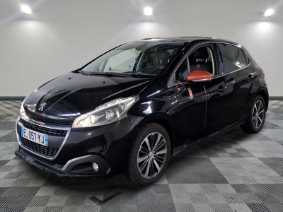 la petite voiture noire est garée dans le garage sur un sol en damier