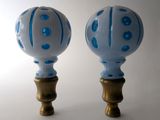 deux vases bleus et blancs placés l'un à côté de l'autre