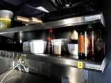 de nombreux pots de condiments sur les étagères de la cuisine