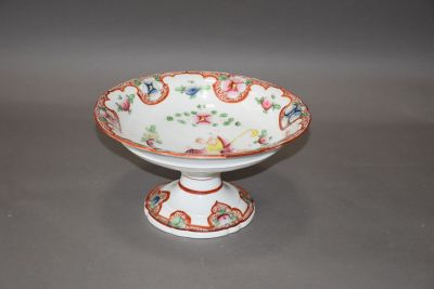 CHINE. Coupe sur pied en porcelaine, plat orné d'un personna…