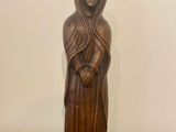 statue en bois d'une femme tenant un bébé dans ses bras