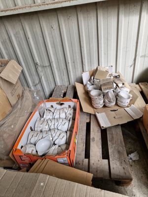 de nombreuses caisses de marchandises posées sur une palette