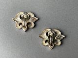 paire de broches en argent représentant des têtes d'éléphant et une fleur