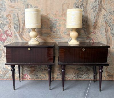 deux lampes posées sur le bord d'une table