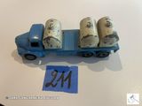 un camion miniature avec trois cylindres de ciment à l'arrière