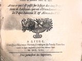 un vieux livre sur lequel figurent des fruits