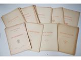 plusieurs livres sont empilés sur une table