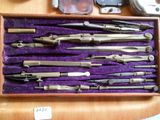 plusieurs types d'instruments chirurgicaux dans une boîte en bois