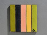 peinture représentant un tableau multicolore sur une surface grise, sur lequel figure un chat noir