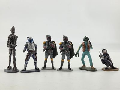 un ensemble de figurines représentant des personnages de Star Wars posées sur une surface blanche